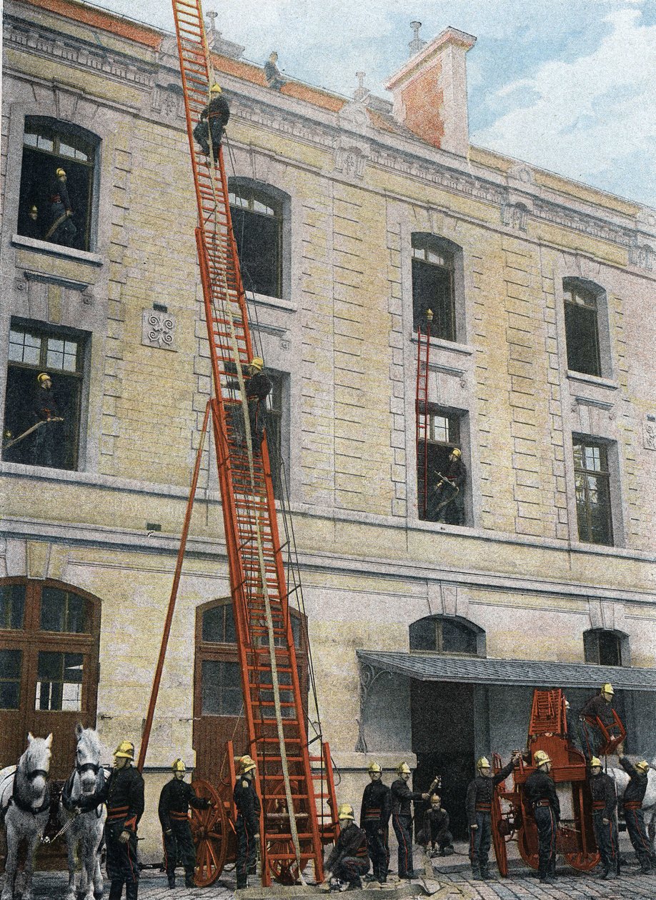 Firefighters of Paris. The big ladder. The one employed in the regiment, from the Gugumus system, is dragged by two horses; on its foretrain are her driver and the three sappers who must manoeuvre her. She weighs, alone without the foretrain av French School