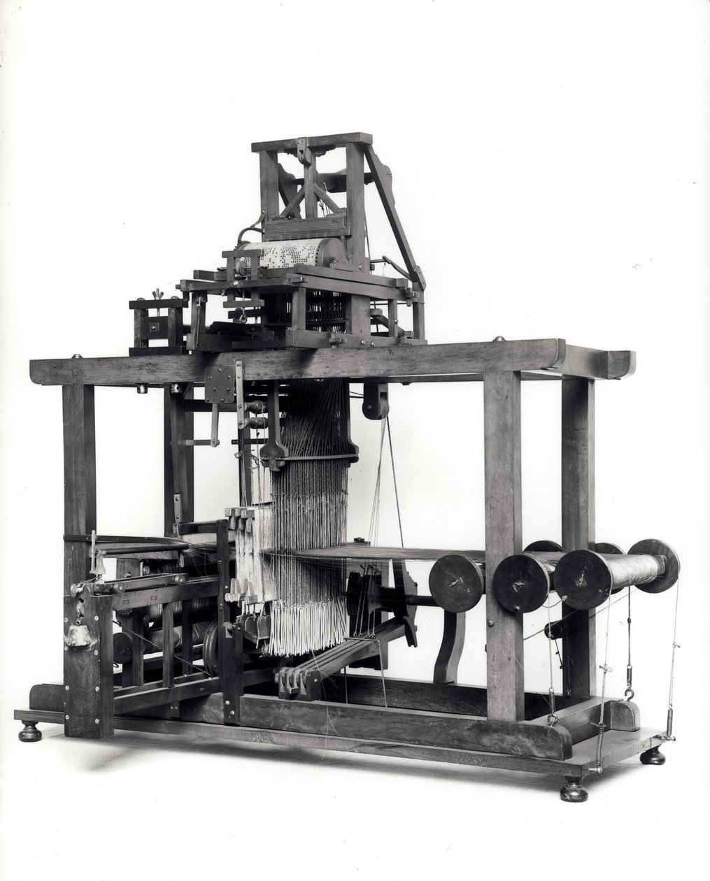 Første helautomatiserte vevstol oppfunnet av Jacques de Vaucanson (1709-82) ca. 1745 av French School