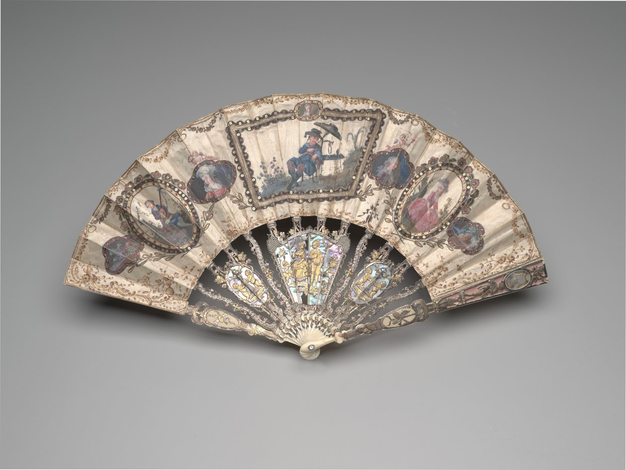 Sammenleggbar vifte med en kinoseriescene, portretter, pastorale figurer og stilleben, ca. 1780-tallet (elfenben, forgylling, perlemor, glass eller bergkrystall, og limperle (senere)) av French School