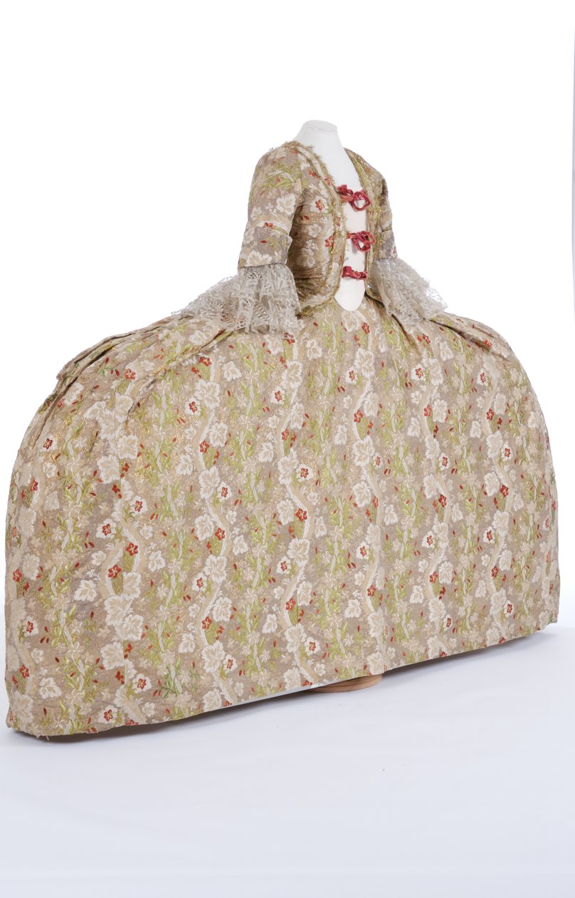 Forfra av en hoffkjole, 1760-tallet (fransk silke og gull og farget tråd) av French School