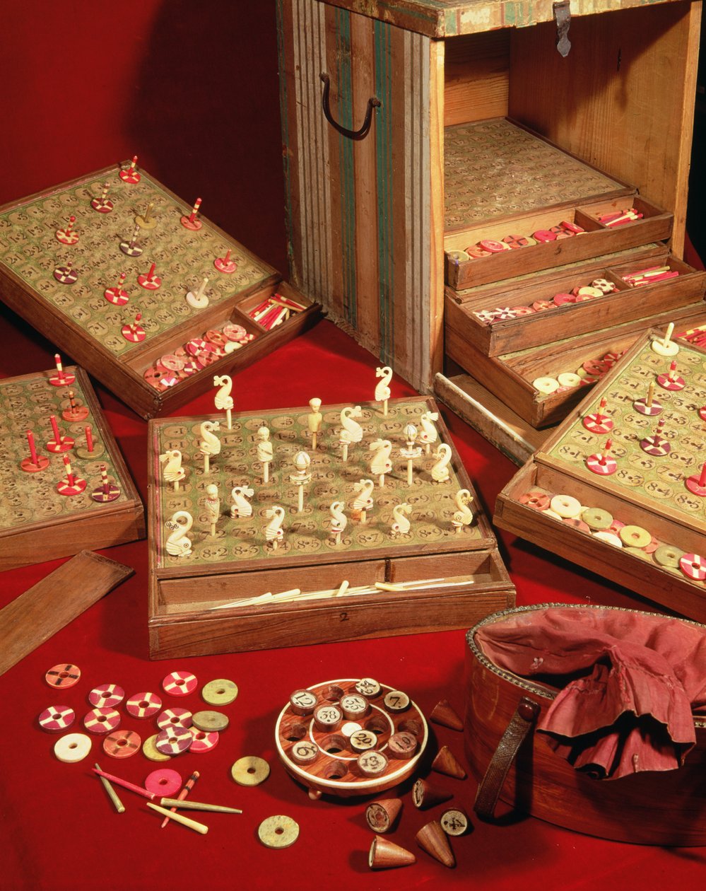 Game of Dauphin lotto oppfunnet av Louis XIV (1638-1715) (tre og elfenben) av French School