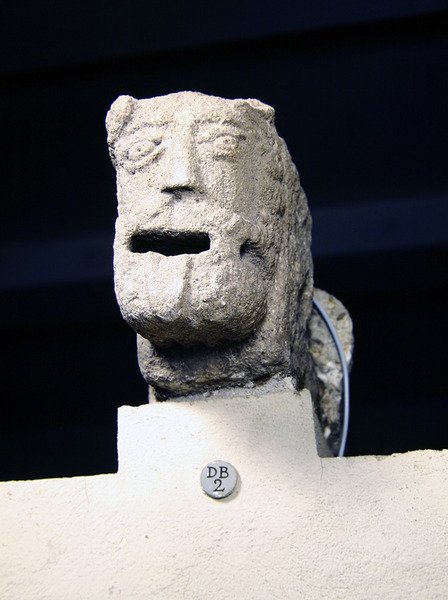Gargoyle med tunge hengende ut av French School