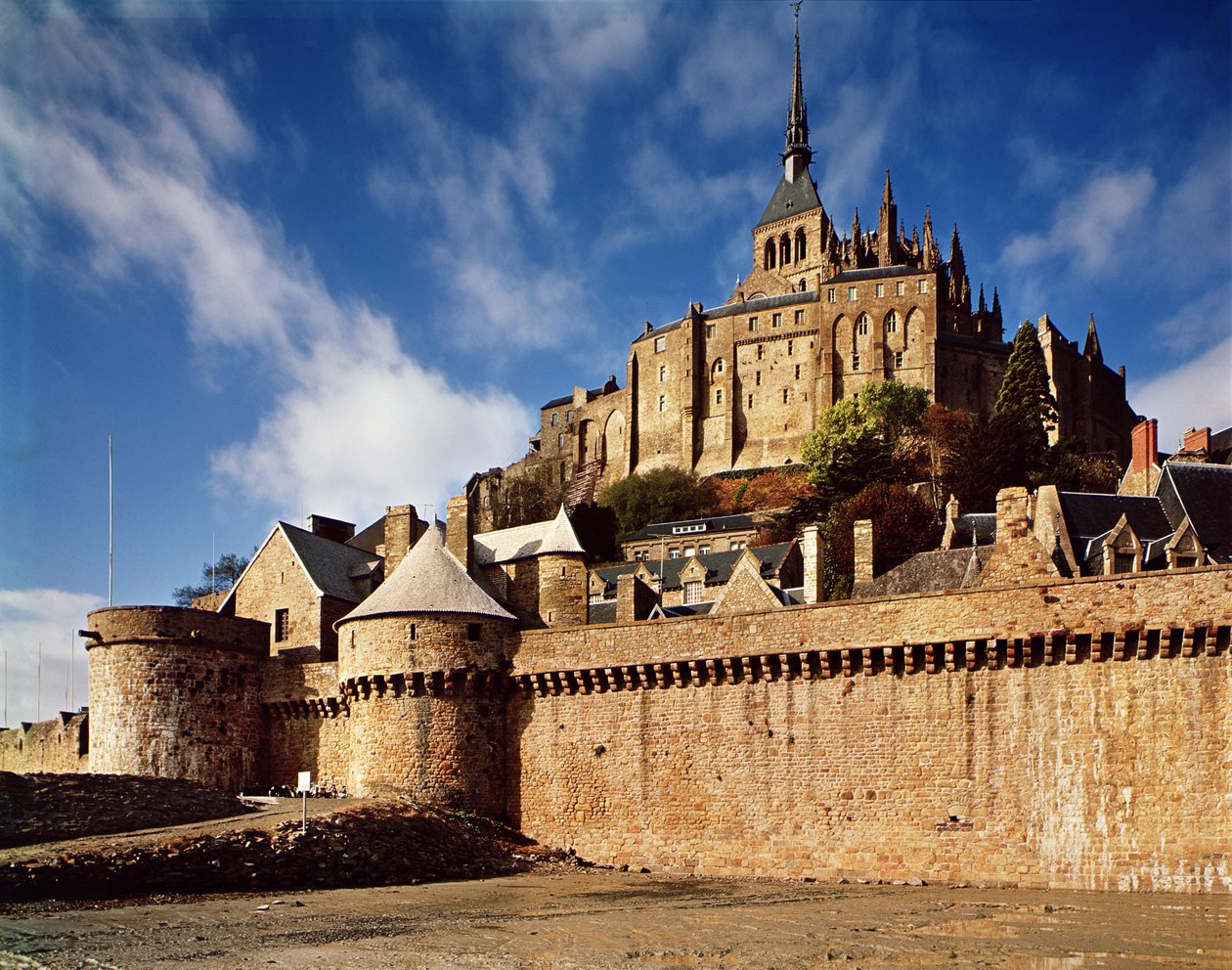 Generell utsikt fra bunnen av vollene, 1203-68 av French School