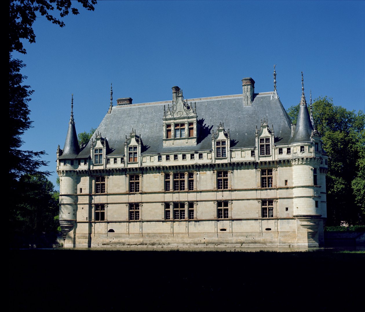 Generell utsikt over Chateau dAzay-le-Rideau, bygget for Gilles Bertholet, 1518-27 av French School