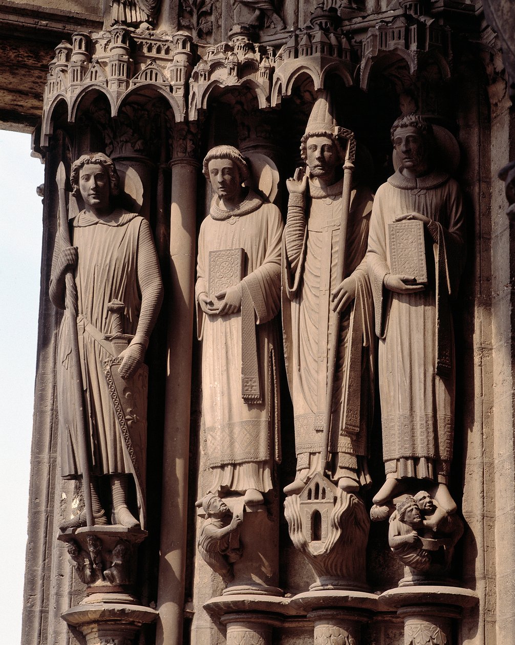 Gotisk kunst: "" Figurer av martyrer, en venstrehelgen Theodore, en romersk soldat"" Bay of the south portal of Basilica of Notre Dame de Chartres av French School
