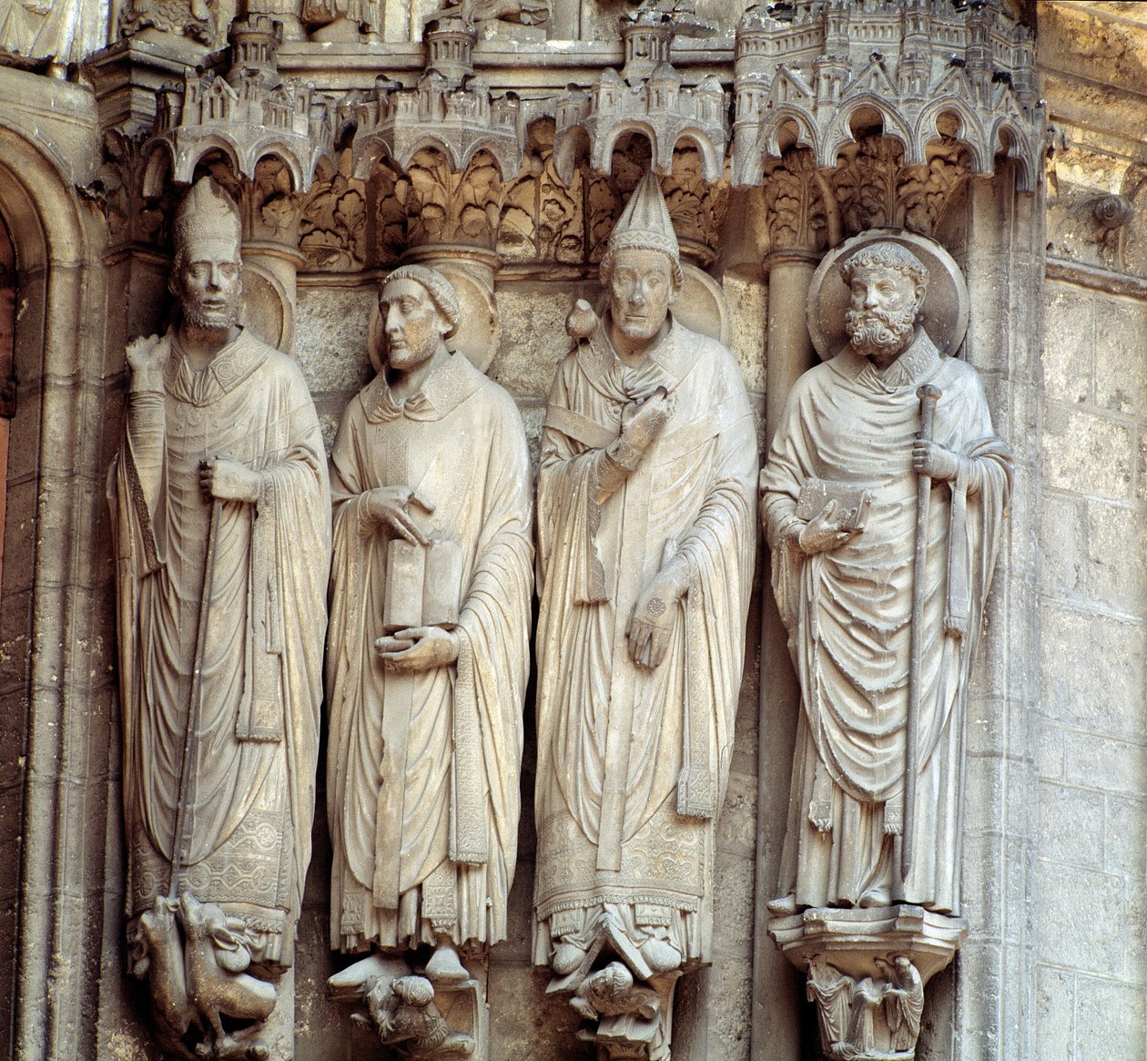 Gotisk kunst: "" representasjon av Saint Martin, Saint Jerome, Saint Gregoire I og Saint Avit of Vienna"" Den sentrale bukten av sørportalen til Basilica Notre Dame de Chartres av French School