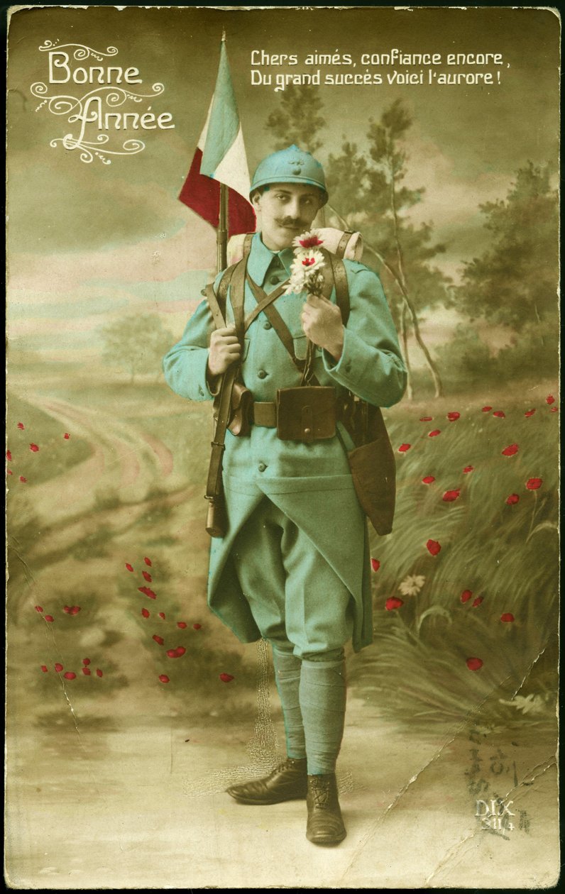 Hilsningspostkort for året 1916. En soldat som bærer det franske flagget med en pistol og ydmyker duften av en blomsterbukett i et landlig landskap. Fargepostkort for årets ønsker 1916. av French School