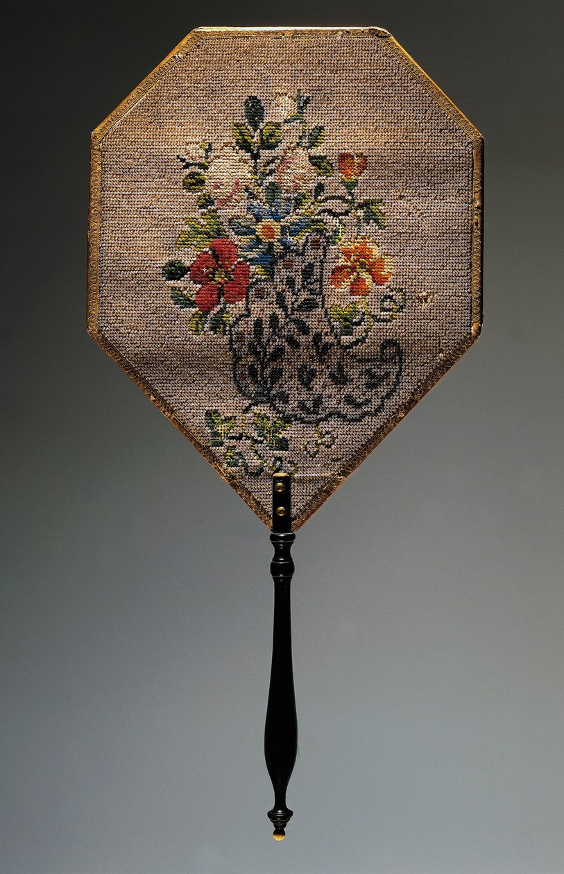 Håndvifte, satengdekket kort med perlebrodert blomstermotiv, trehåndtak, lengde 41,9 cm av French School
