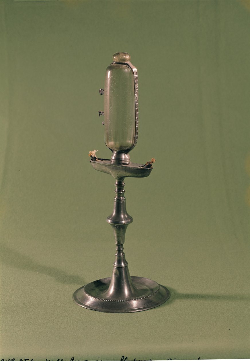 Timelampe, 1677 (tinn og glass) av French School