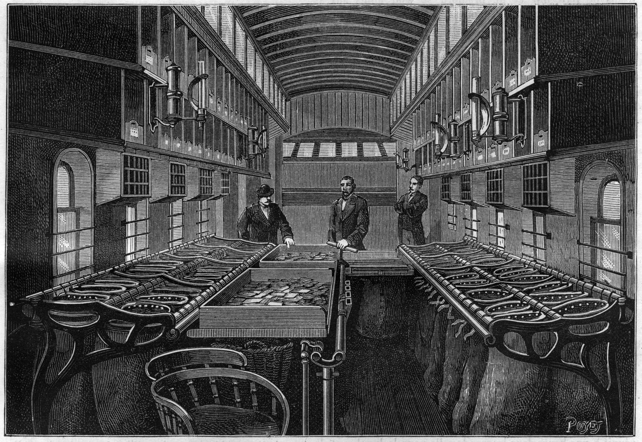 Inne i et mobilt postkontor i USA, med bord og mobile skap for sortering og klassifisering av gjenstander. Gravering i "" La Nature. Revue des sciences et de ses applications aux arts et à l