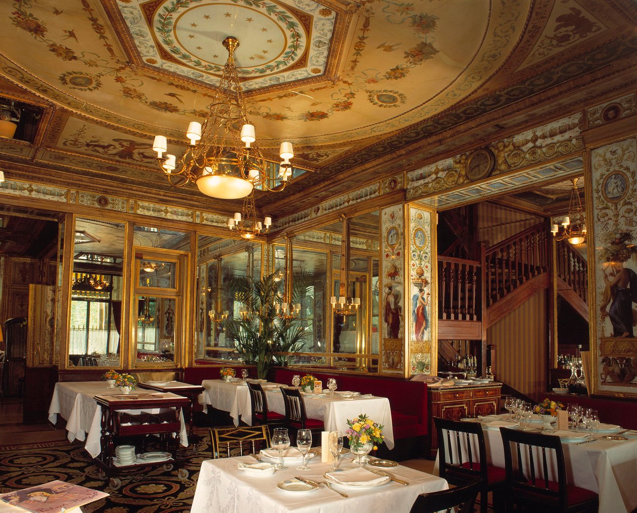 Innvendig utsikt over restauranten "" Le Grand vefour"" i hagen til Palais Royal, realisert på 1700-tallet. Paris. av French School