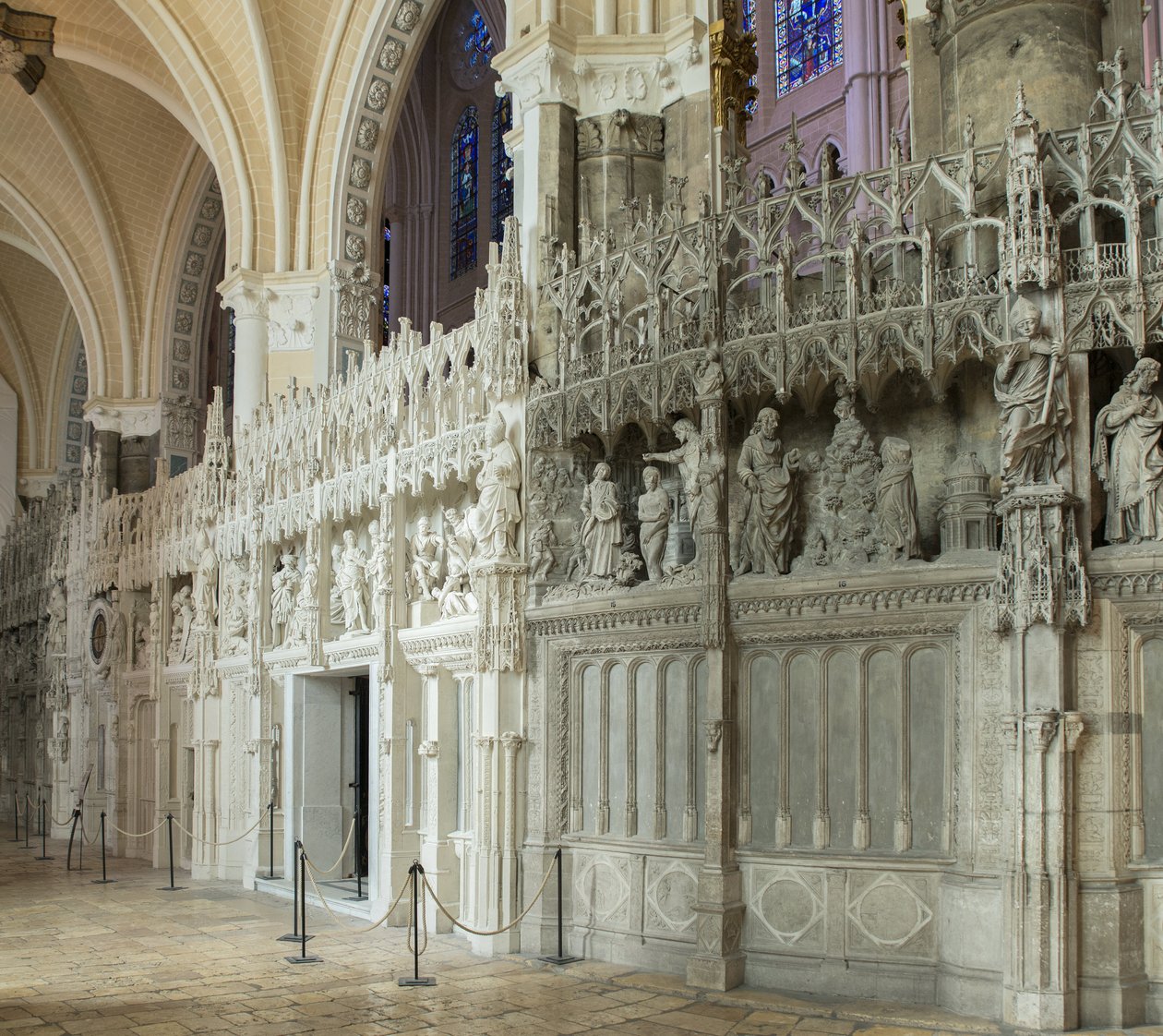 Innvendig utsikt over katedralen i chartres med en detalj av koret av French School