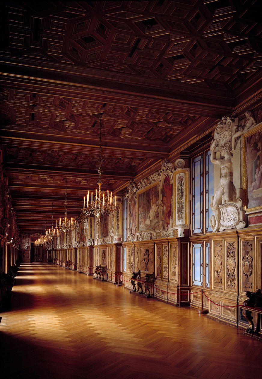 Innvendig visning av galleriet Francois I i Fontainebleau. Treverk og veggmalerier av skolen Fontainebleau av French School