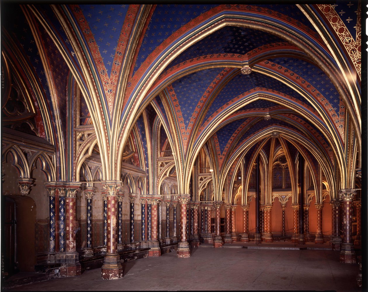 Innvendig visning av det nedre kapellet i det hellige kapellet (1245 - 1248) i Paris, Frankrike av French School