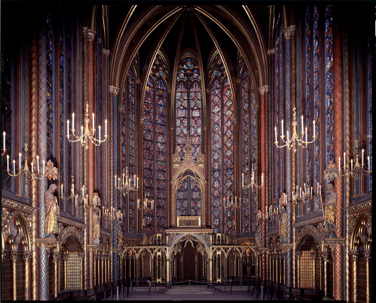 Innvendig utsikt over det øvre kapellet i det hellige kapellet (1245 - 1248) i Paris, Frankrike av French School