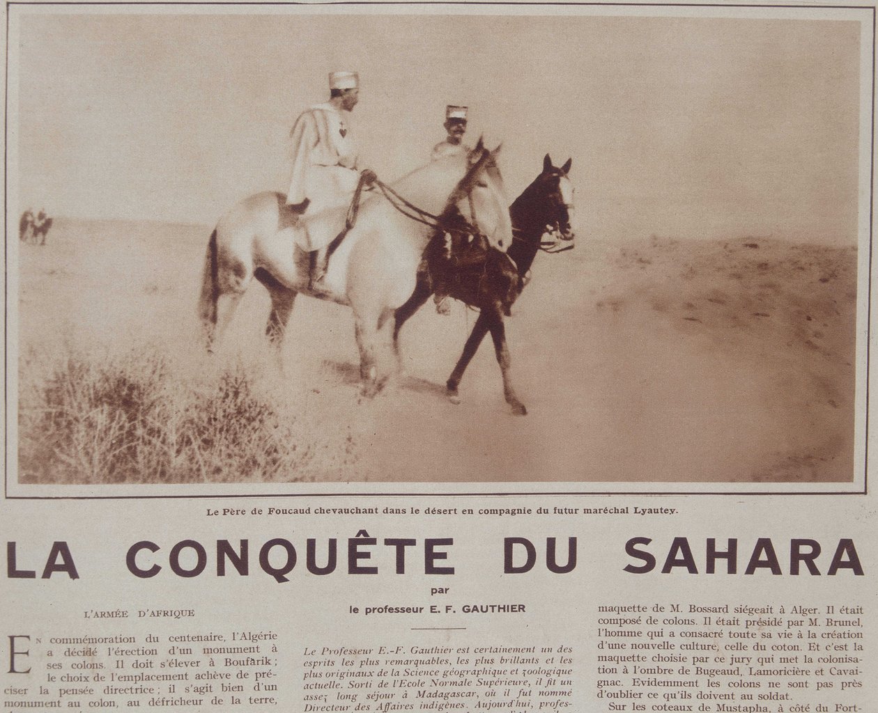 Le Pere Charles de Foucauld (1858-1916) rider i ørkenen med den fremtidige marechal Hubert (Louis-Hubert-Gonzalve) Lyautey (1854-1934) - i "" Vu"", desember 1929 av French School