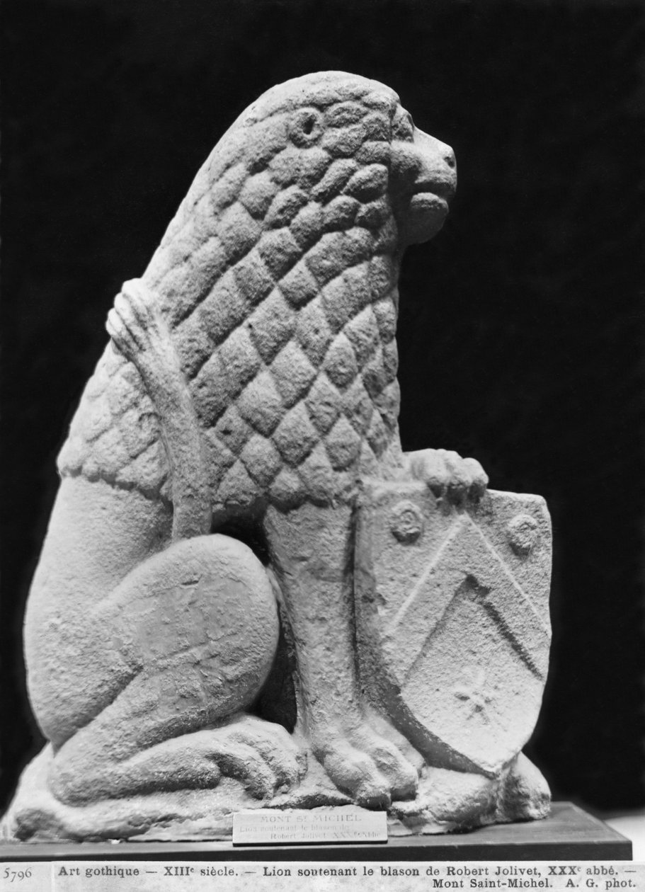 Løve holder blasonen til Robert Jolivet, trettiende abbed i Mont Saint-Michel Abbey, original fra 1200-tallet (gipsavstøpning) av French School