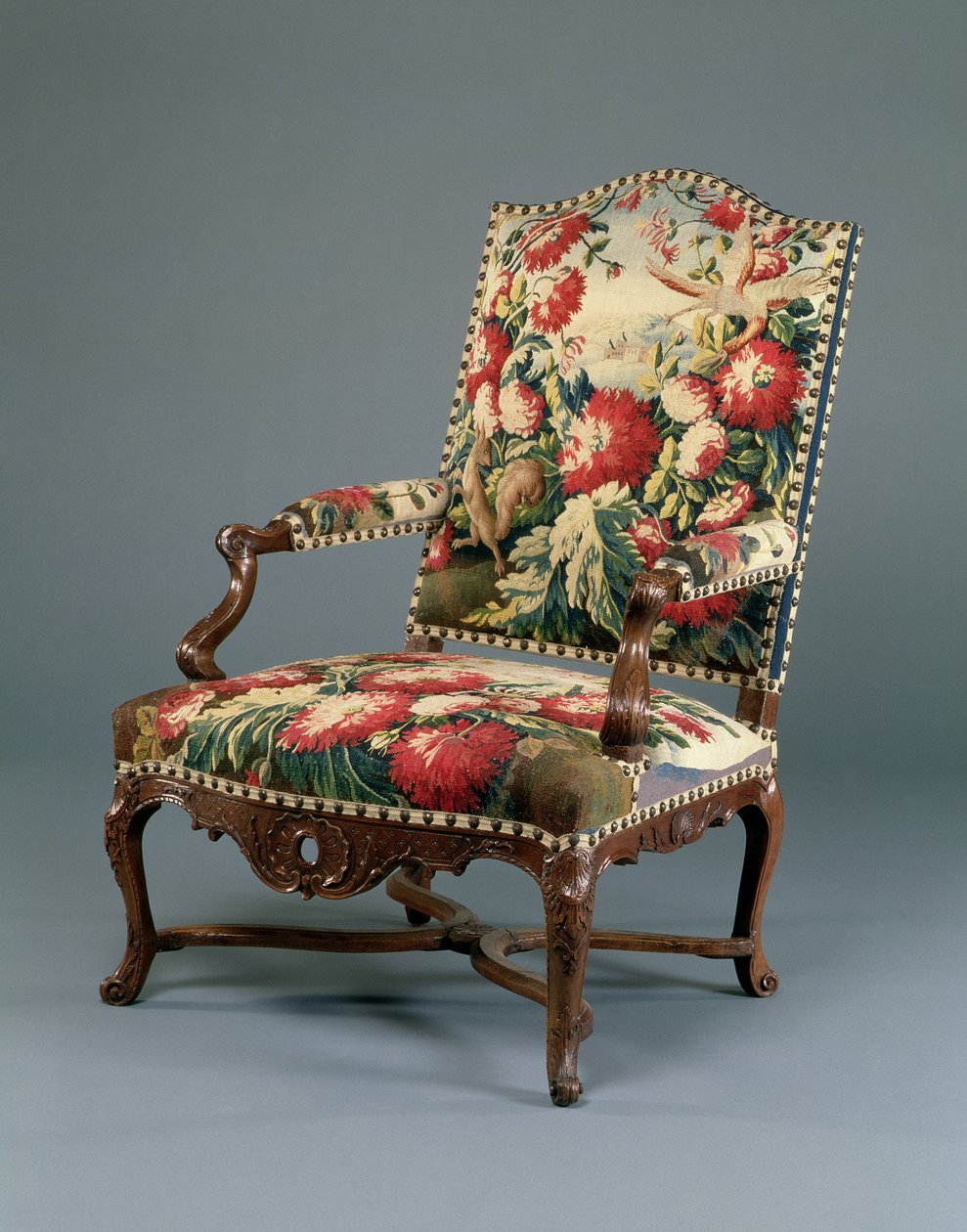 Louis XIV Fauteuil, ca. 1710 (utskåret valnøtt og billedvev) (se også 220169) av French School
