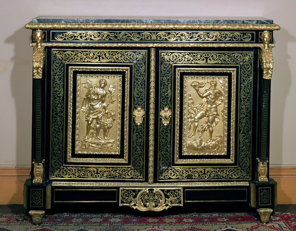 Skap i Louis XIV-stil, dører dekorert med boullearbeid og ormolu-relieffer av French School