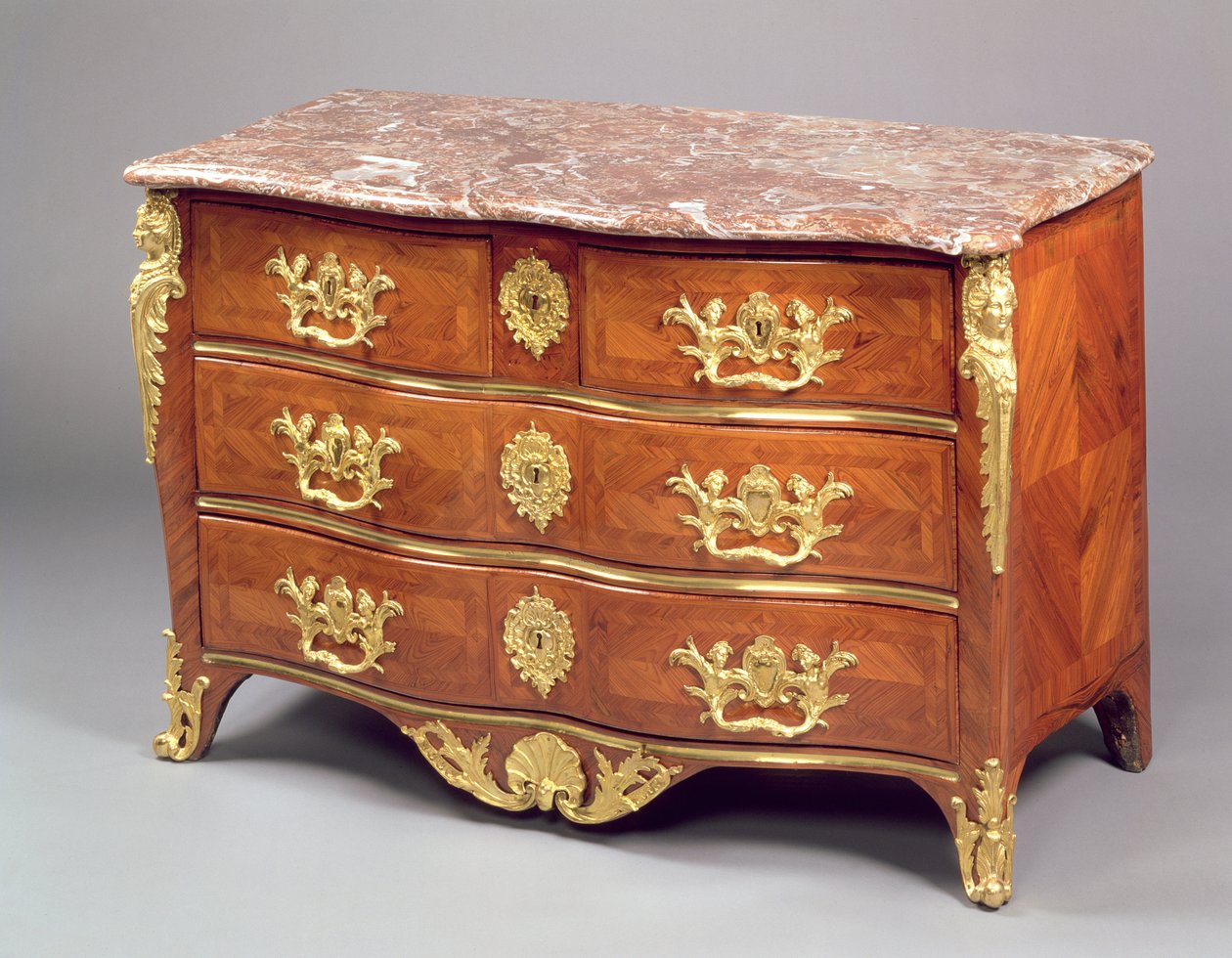 Louis XV Commode av Francois Garnier ca. 1730 (ormolu og intarsia på tulipanved) av French School