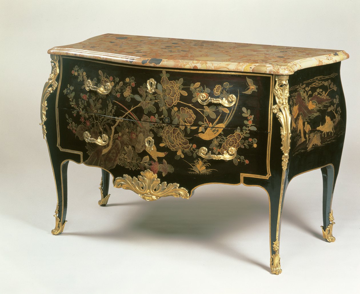 Louis XV Commode på samme måte som Macret, ca. 1765 (tre med ormolu-montert svart, gull og polykrom lakk) av French School