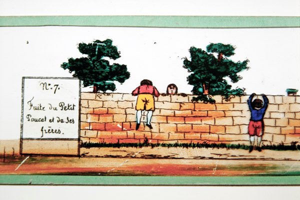 Magic Lantern-bilde som illustrerer en scene fra eventyret "Tom Thumb" - Tom Thumb og brødrene hans rømmer fra troldens hus, midten av 1800-tallet (farget papir) av French School