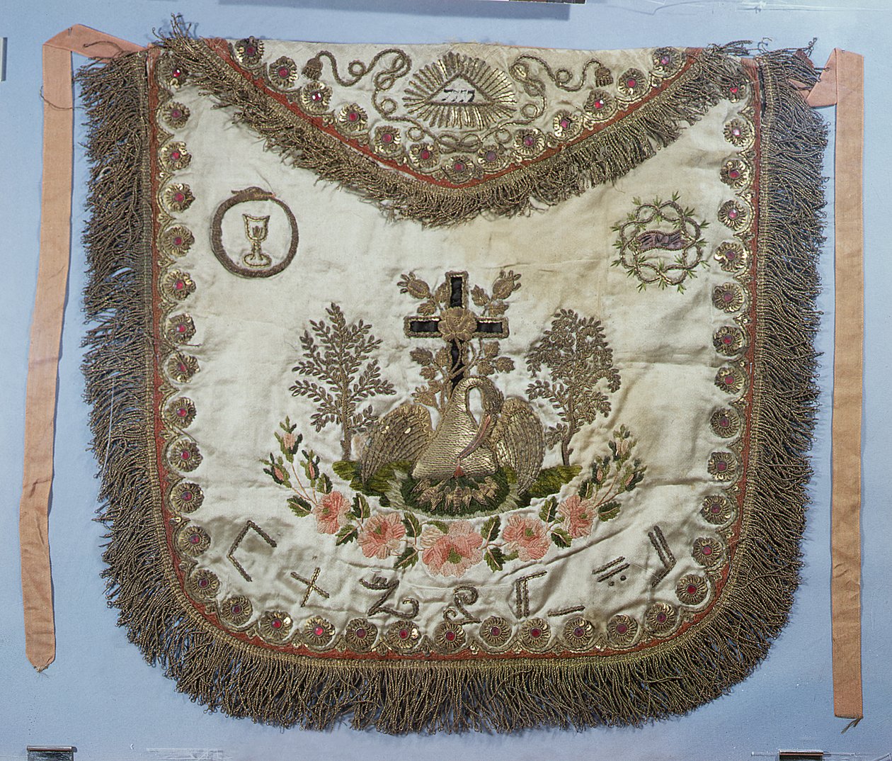 Frimurerforkle med forskjellige symboler (brodert silke) av French School