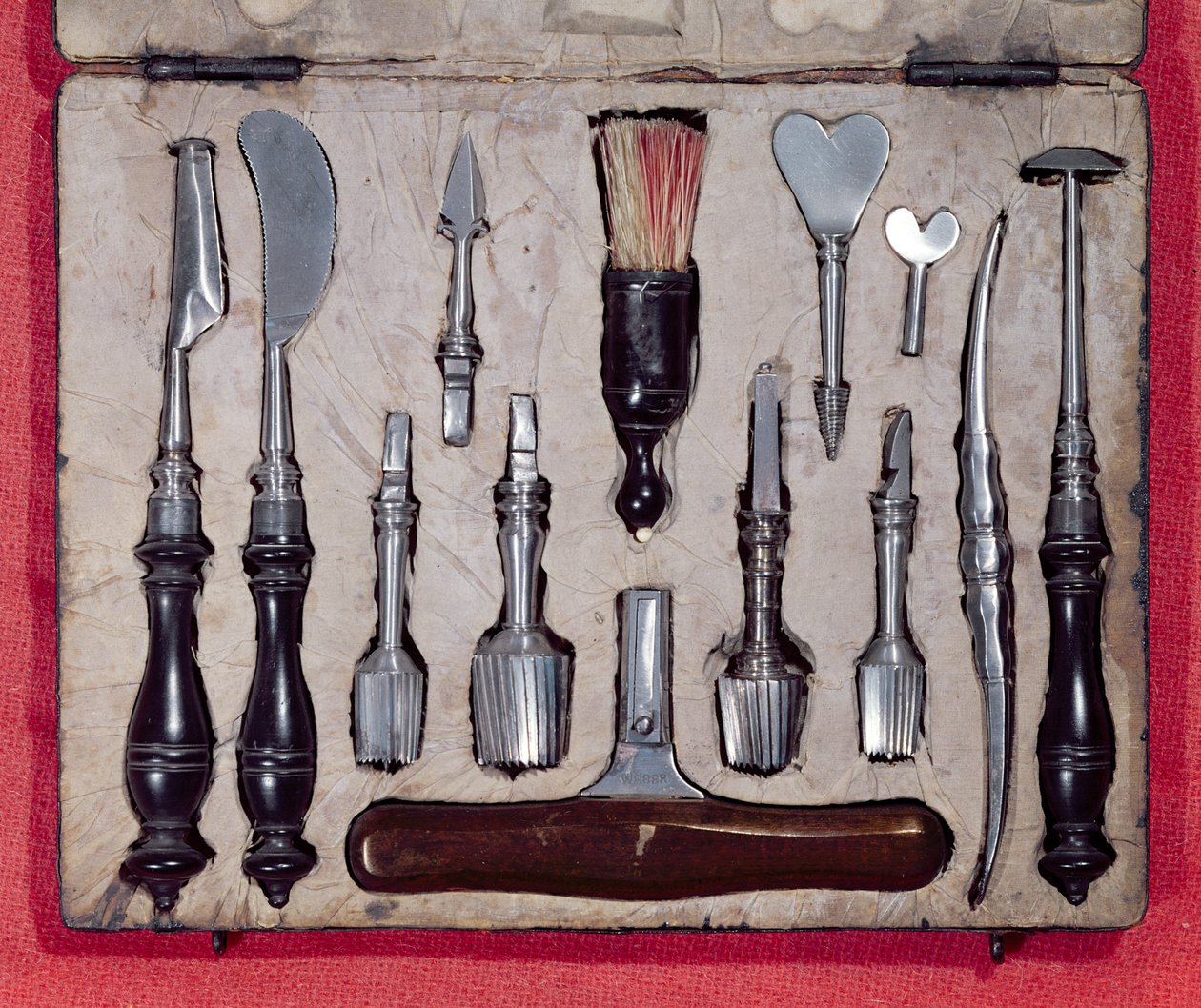 Medisinsk koffert som inneholder instrumenter for trepanning (tre og metall) av French School