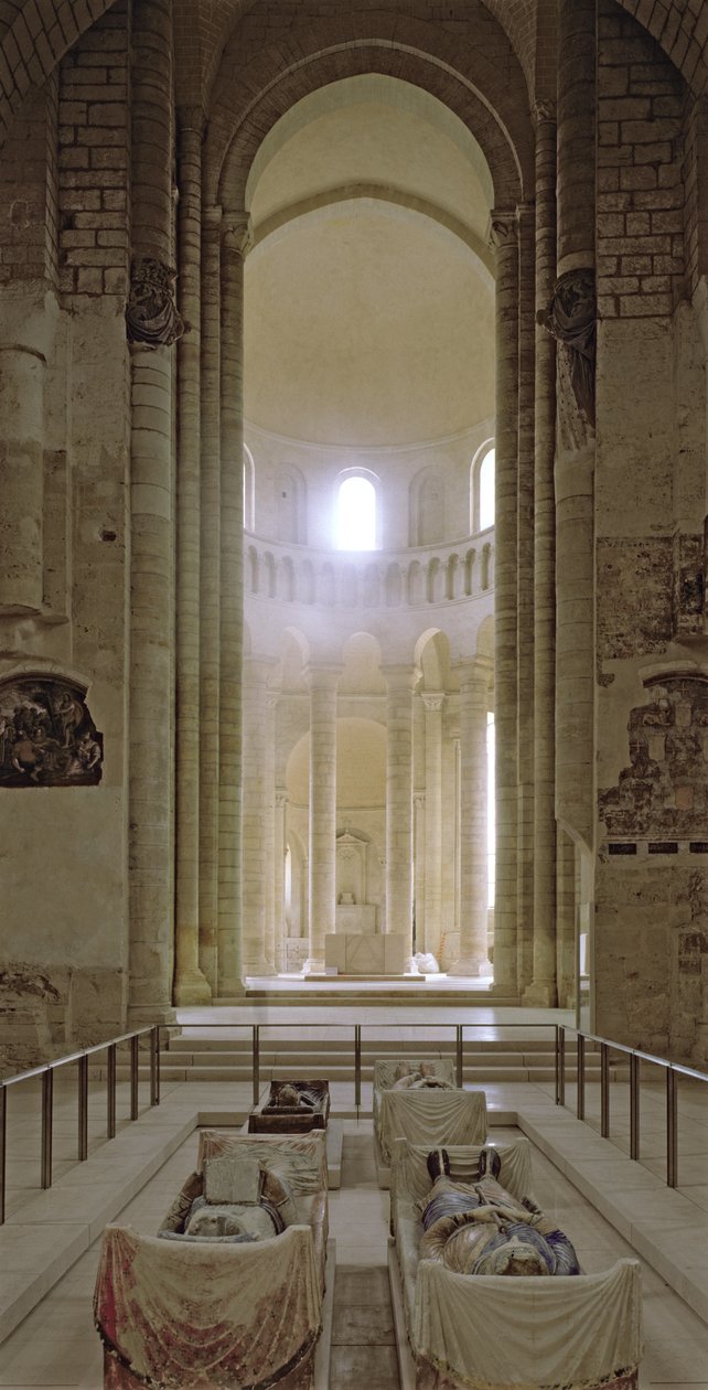 Skib og apsis i klosterkirken med bilder av Henrik II (1133-89) konge av England og hans kone, Eleanor av Aquitaine (d.1204) av French School