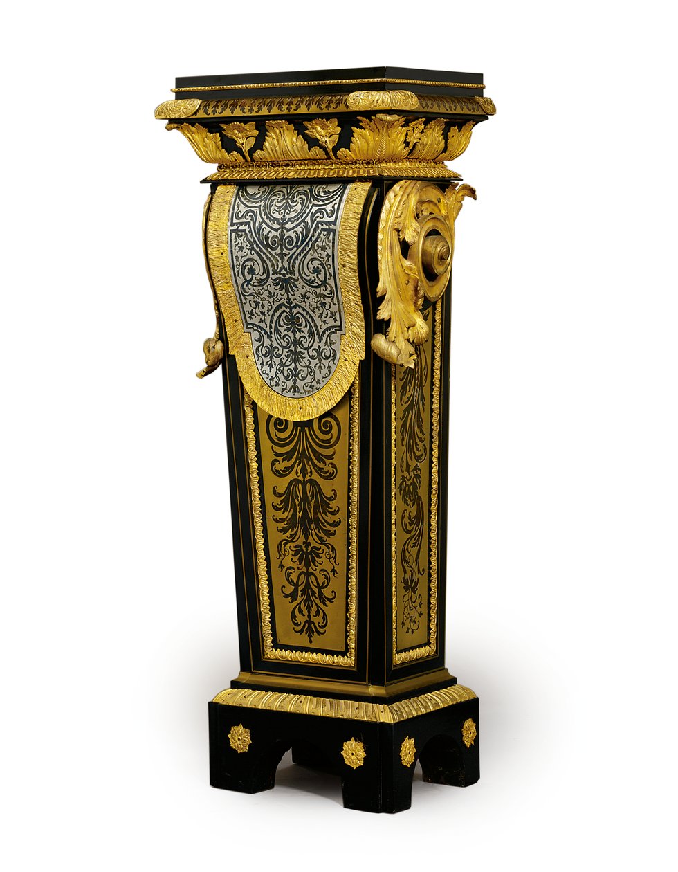 En av et par Louis XV-marquetry-sokler, muligens bestilt av Claude-Francois Julliot, ca. 1750-60 (ormolu-montert Boulle-tinn, innlagt horn i messing og skilpaddeskall) (se også 469020) av French School
