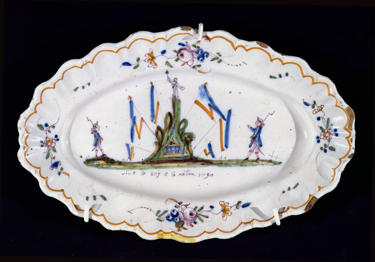 Oval plate med påskriften Vive le Roi et la Nation 1790, Nevers verksted, (keramikk) av French School
