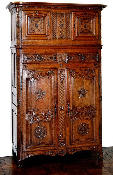 Picardie-garderobe med frimurerdekor, ca. 1740 (tre) av French School