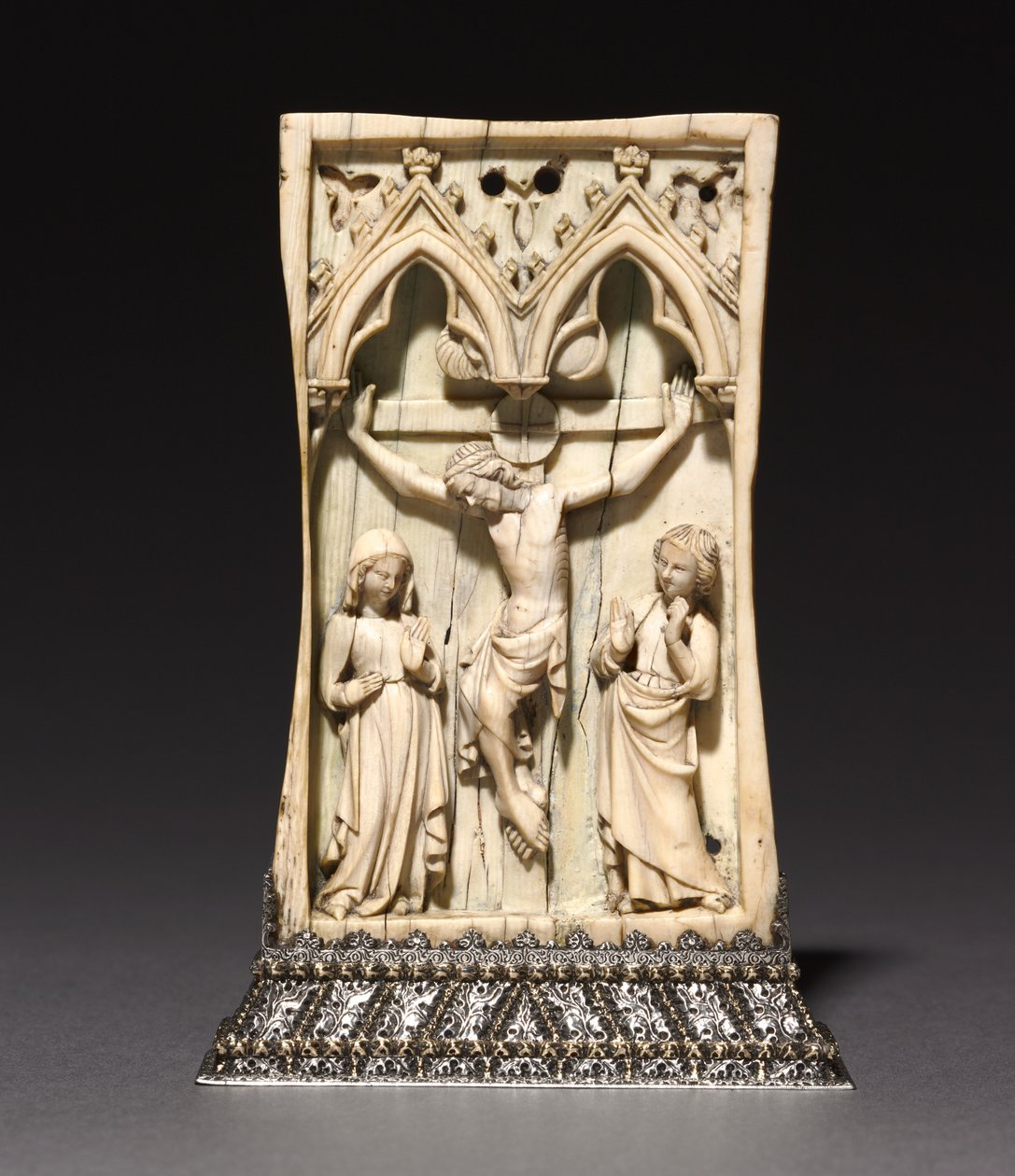 Plaque: The Crucifixion, French or English, c.1345-1365 (ivory, mounted in a silver stand (after 1919)) av French School