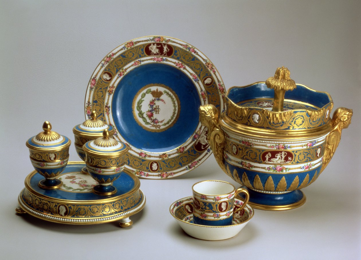 Plat de Menage, fat, kopp og tallerken og iskremskål fra Blue Cameo Service, Sevres, 1778-9 (myk-pasta porselen) av French School