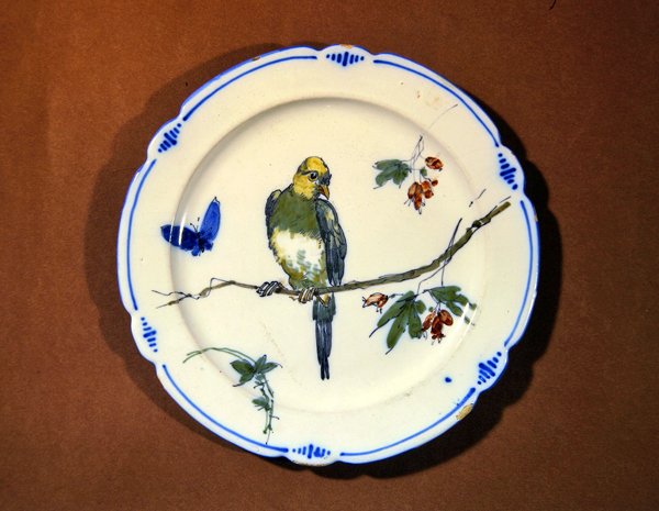 Tallerken dekorert med fugl, sommerfugl og blomster, Bourg-la-Reine-produksjon (fajanse) av French School