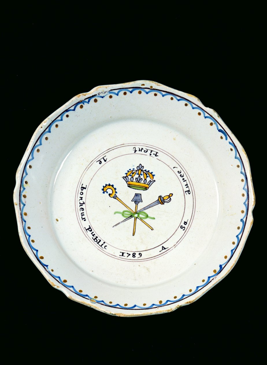 Tallerken dekorert med de tre ordener under kongekronen, 1789 (keramikk) av French School