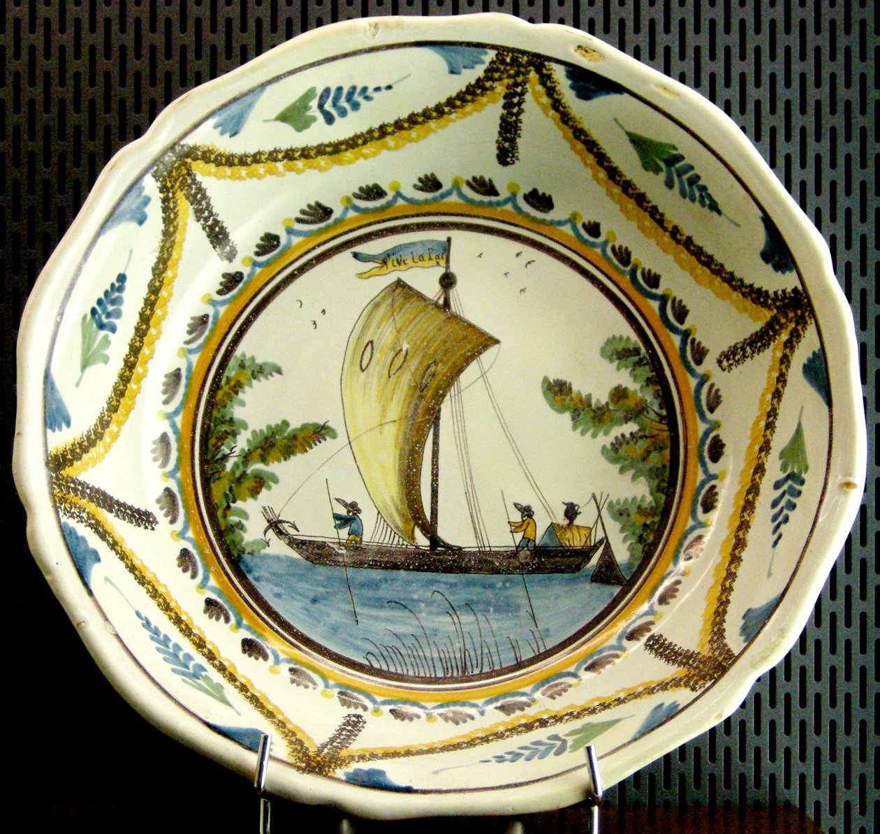Plate som viser en seilbåt på Loire, Nevers (keramikk) av French School