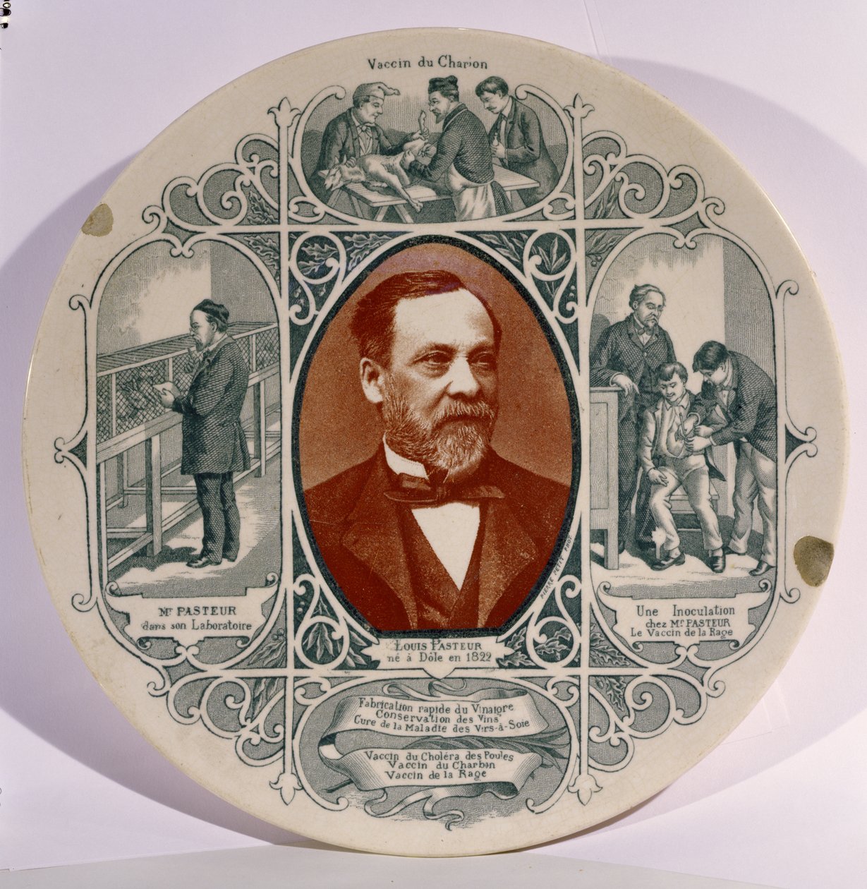 Tallerken med et fotografi av Louis Pasteur (1822-95) av Pierre Petit (1832-1909), og scener fra livet hans (keramikk) av French School