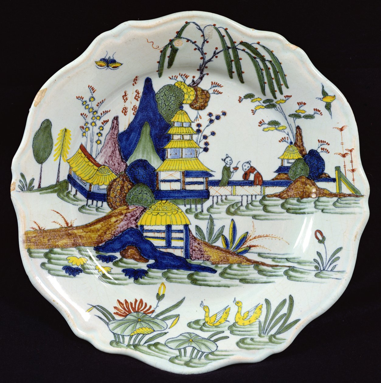 Polychrome Plate, Chinese Landscape of a Lake, laget i Sinceny Atelier (keramikk) av French School