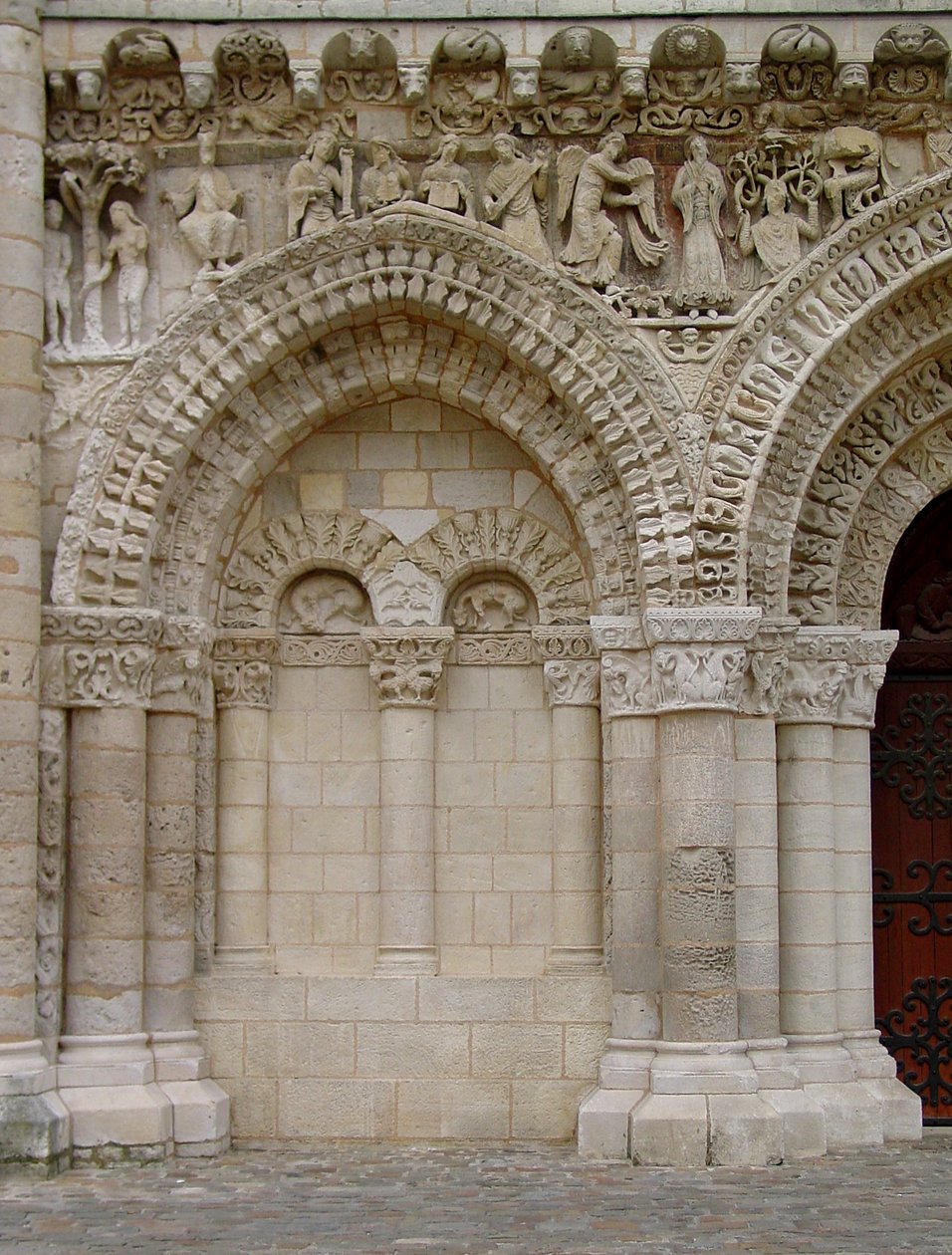 Portal fra Vestfasadene av French School