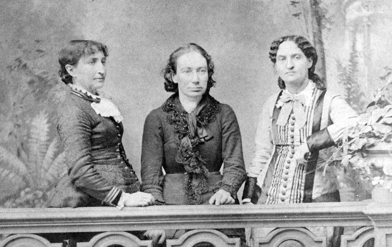 Portrett av Louise Michel mellom Marie Ferre og Paule Minck - 1871 - av French School