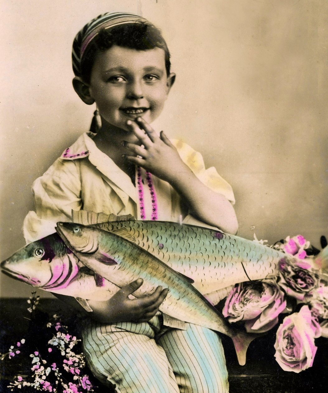 Portrett av en gutt som holder en fisk ca. 1898 av French School