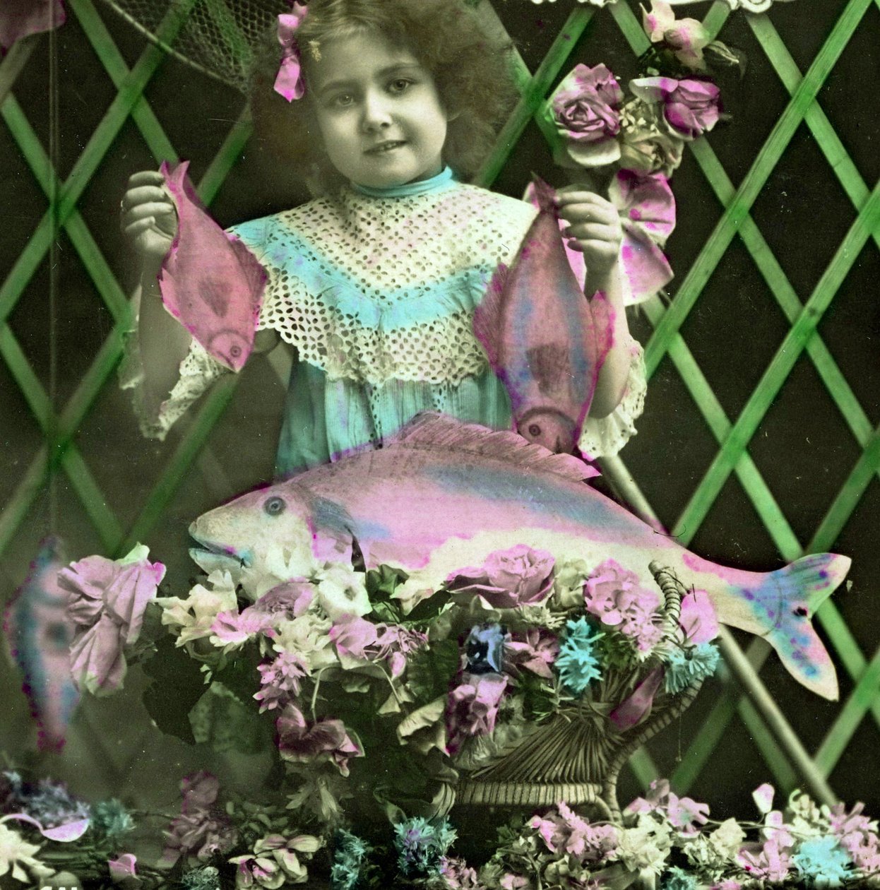 Portrett av en jente som holder fisk ca. 1898 (håndfarget bilde) av French School