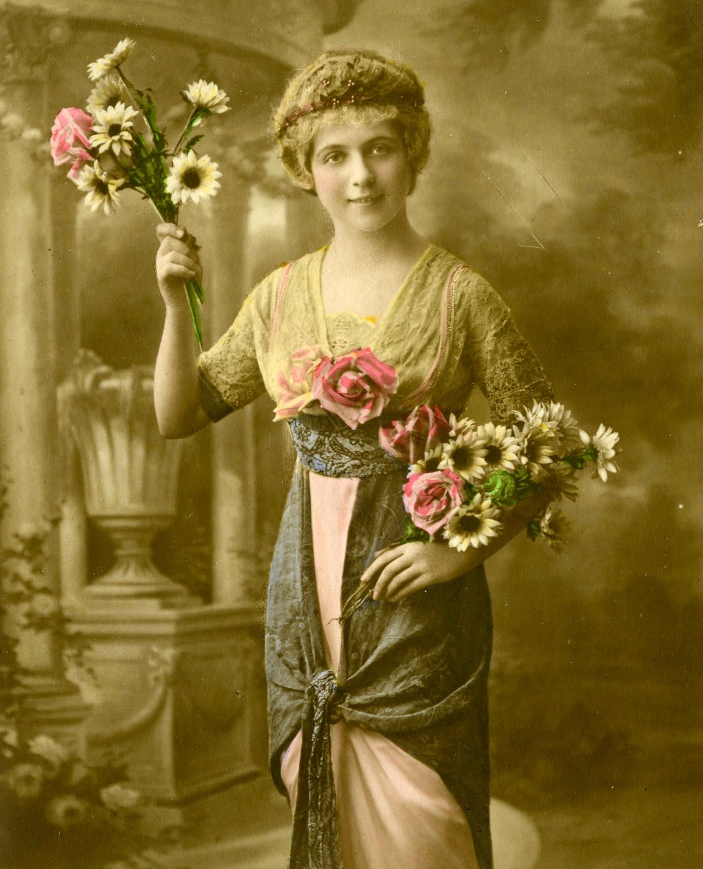 Portrett av en kvinne som holder en haug med blomster ca. 1898 (håndfarget bilde) av French School