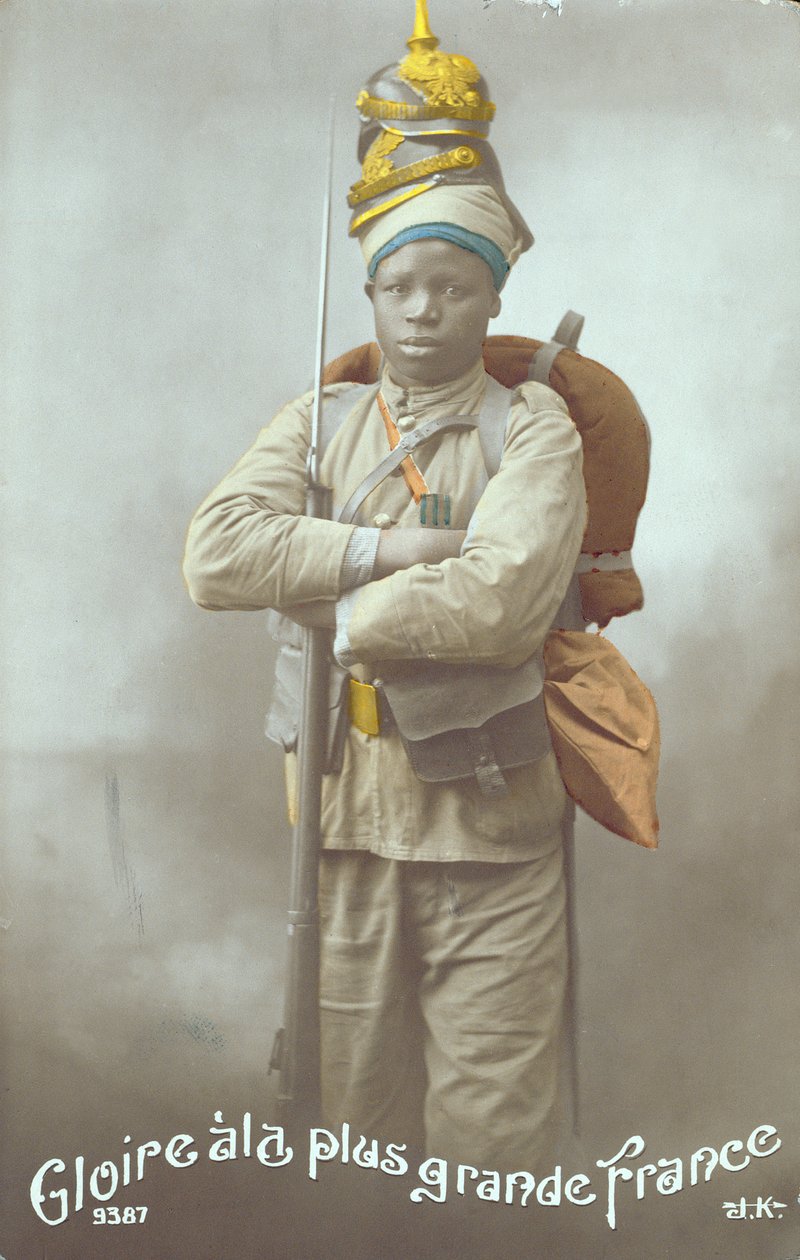 Postkort som viser en senegalesisk soldat, 1915 (farget bilde) av French School