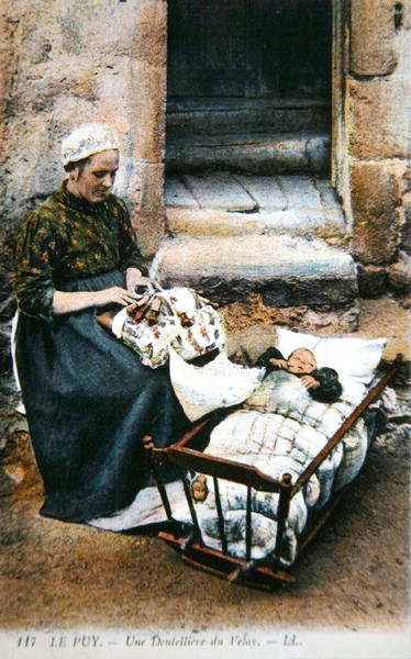 Postkort som viser en blondemaker fra Velay-regionen, tidlig på 1900-tallet (farget bilde) av French School