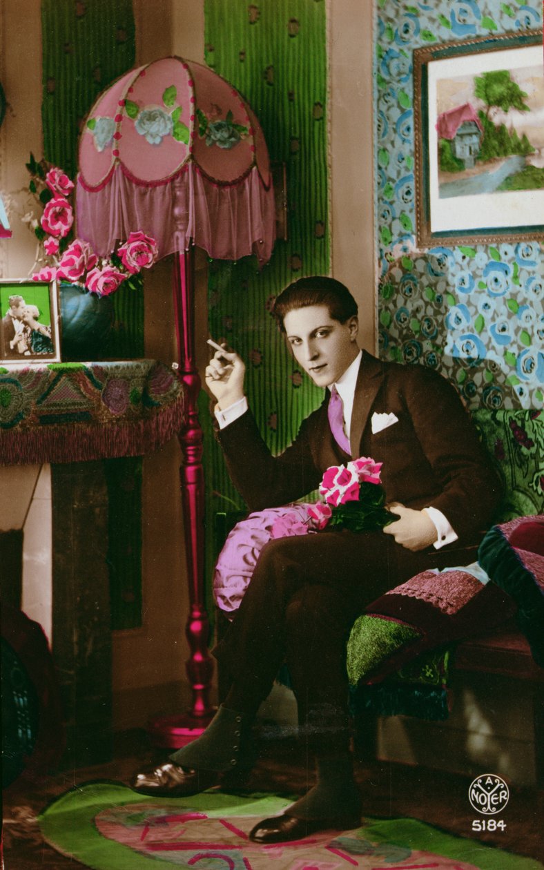 Postkort som viser en elegant ung mann, ca. 1930 (farget bilde) av French School
