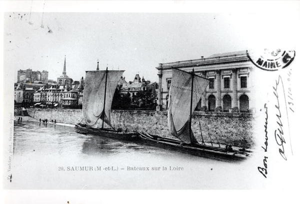 Postkort som viser lektere på Loire ved Saumur, Frankrike, før 1914 (s/hv-bilde) av French School