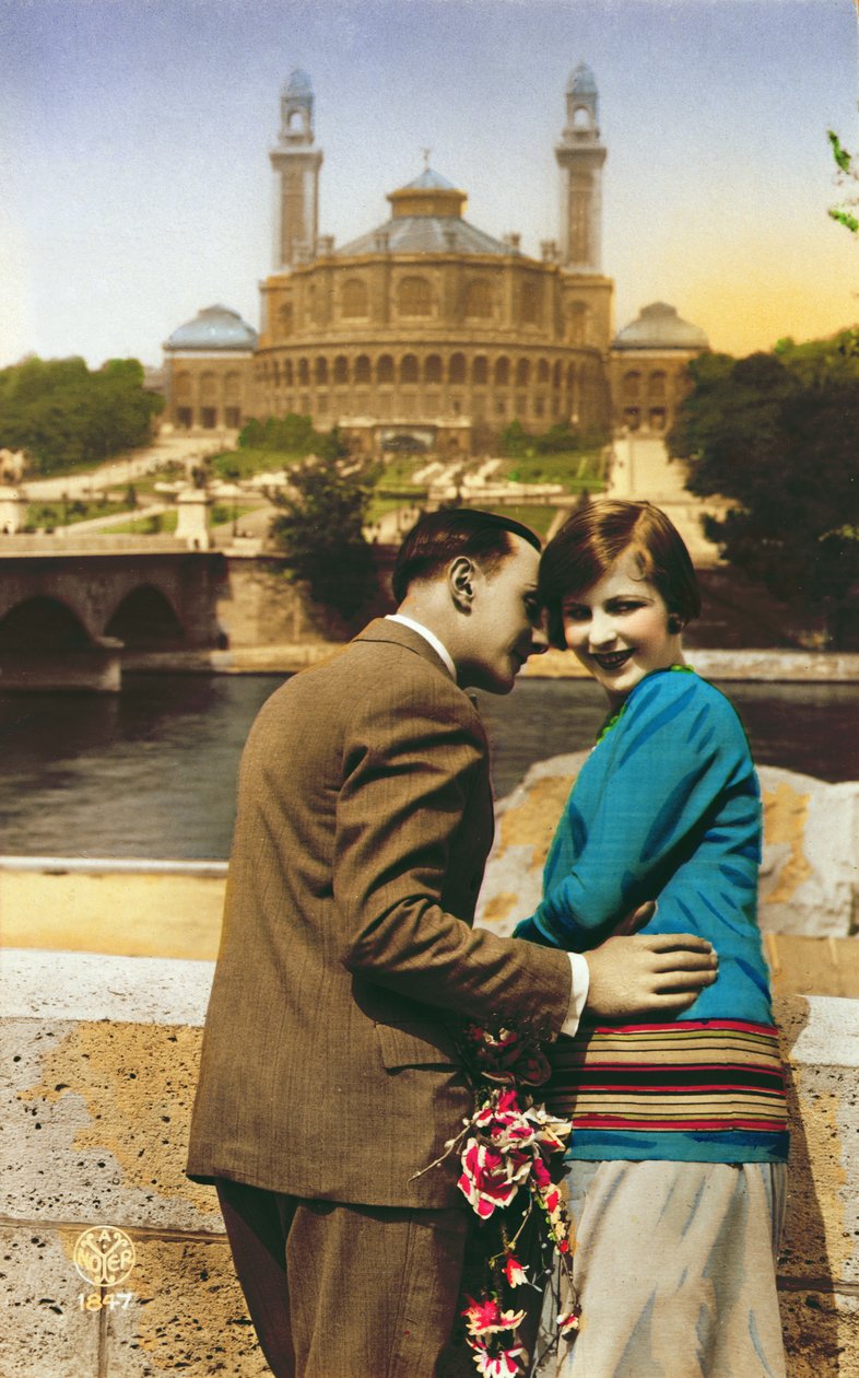 Postkort som viser elskere i Paris ved Seinen, ca. 1930 av French School