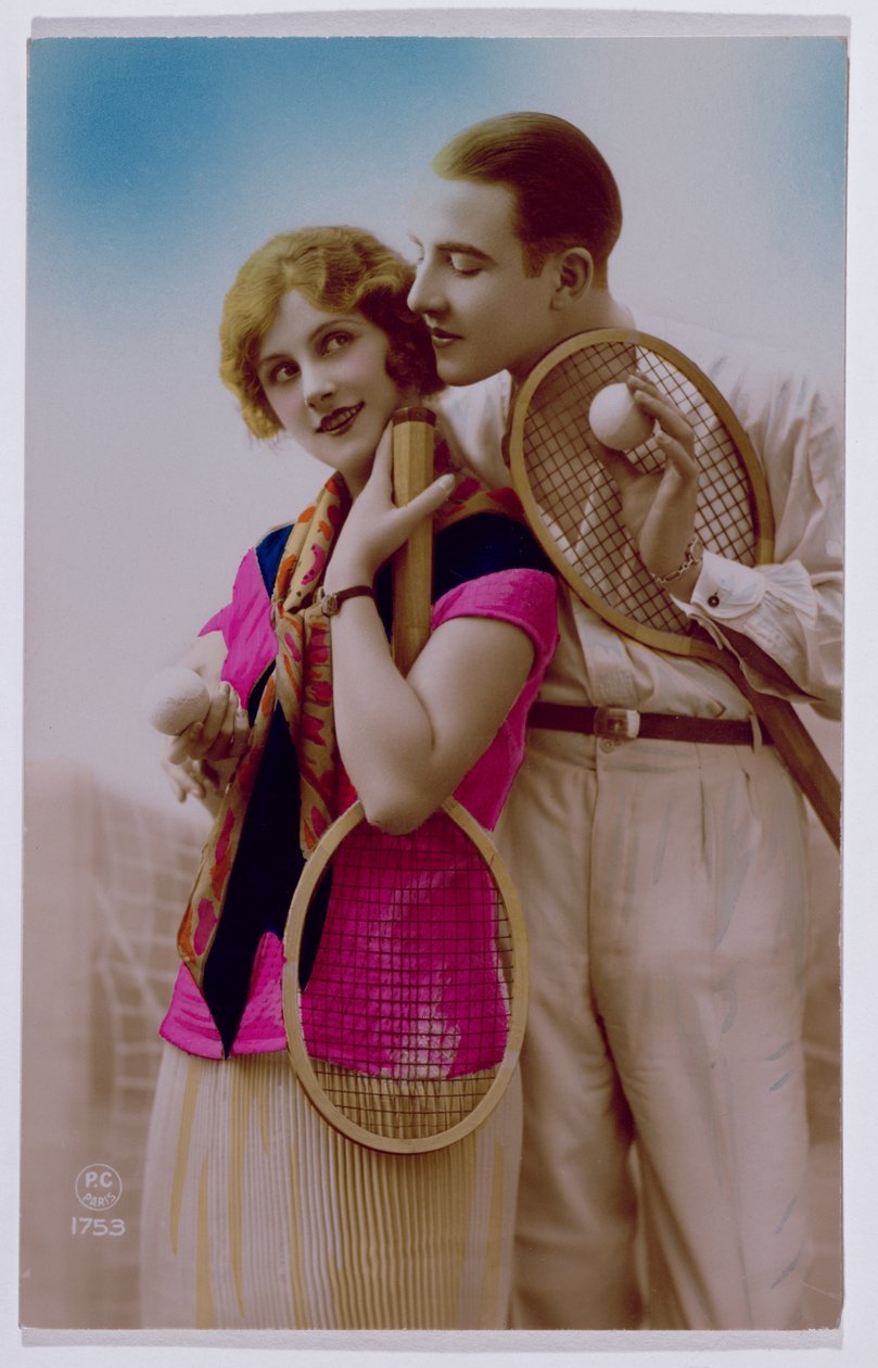 Postkort som viser elskere på en tennisbane, ca. 1930 av French School